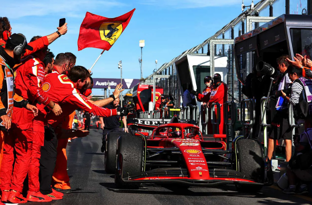 红牛车队碾压索伯车队，塞恩斯带队取胜