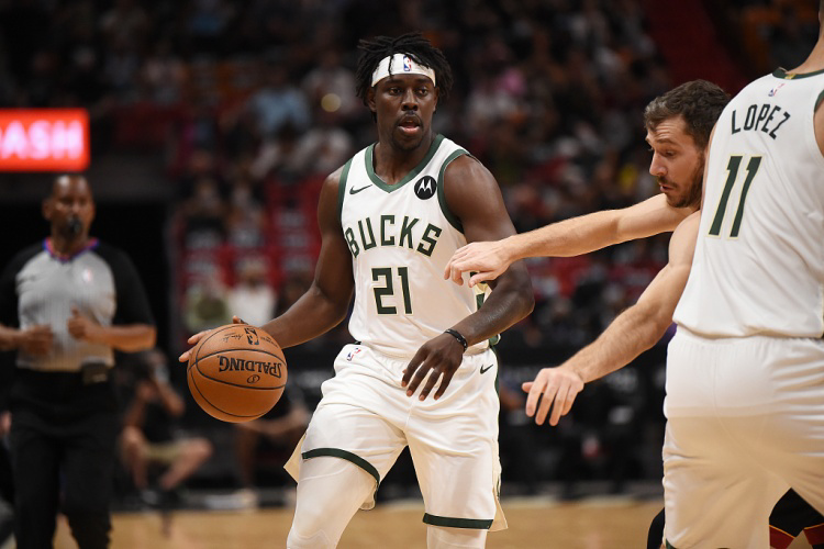 深圳队鏖战雄鹿，霍勒迪点燃赛场