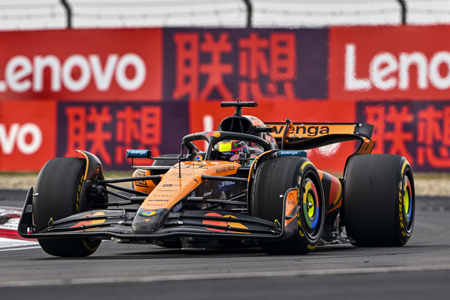 梅赛德斯翻盘雷诺车队，皮亚斯特里带队取胜